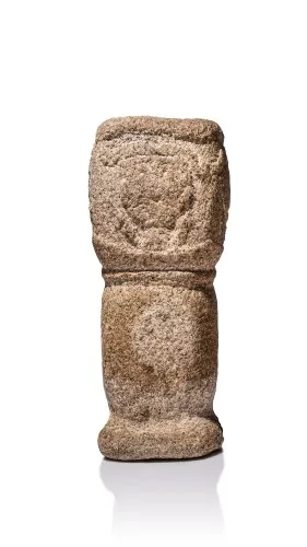 Totem à décor de figures humaines